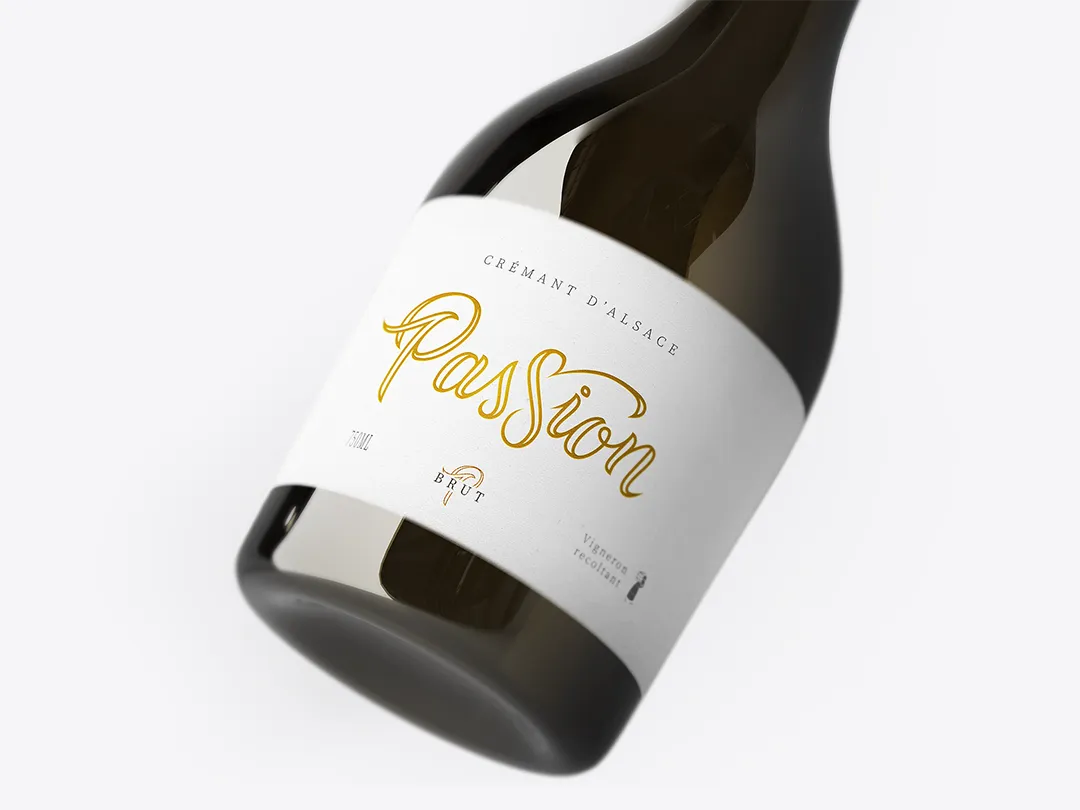 Étiquette de vin avec typographie dessinée à la main – graphiste en Valais